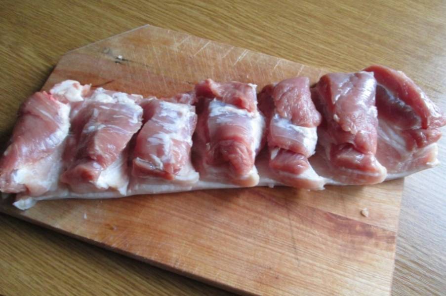 Мясо выберете пожирнее. Сделайте надрезы толщиной 3-4 см. 
