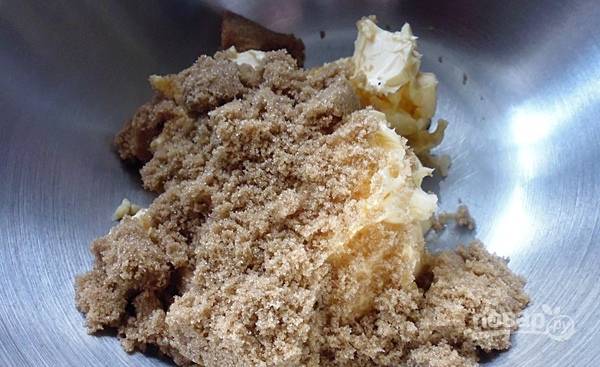 Масло и коричневый сахар с помощью миксера взбейте до пышности.