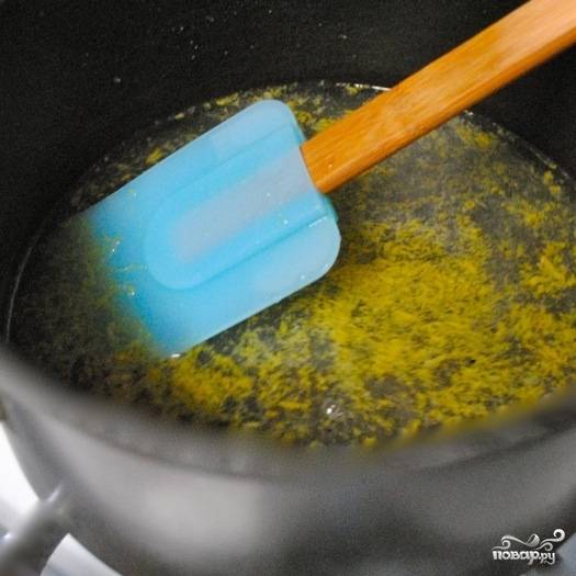 В маленькой кастрюльке смешиваем воду, лимонную цедру и сахар.