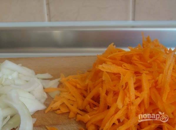 2. Шинкуем лук с морковкой, а тем временем подготовим мультиварку. Можно готовить это блюдо и на обычной сковороде.