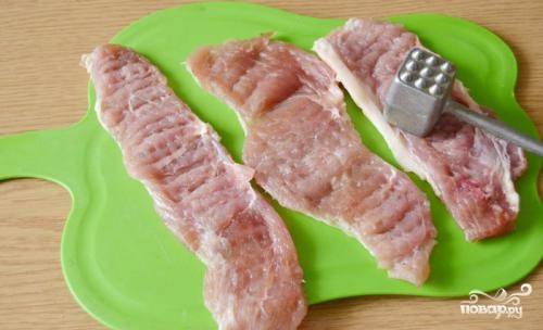 3. Слегка отбейте каждый кусочек мяса с двух сторон.