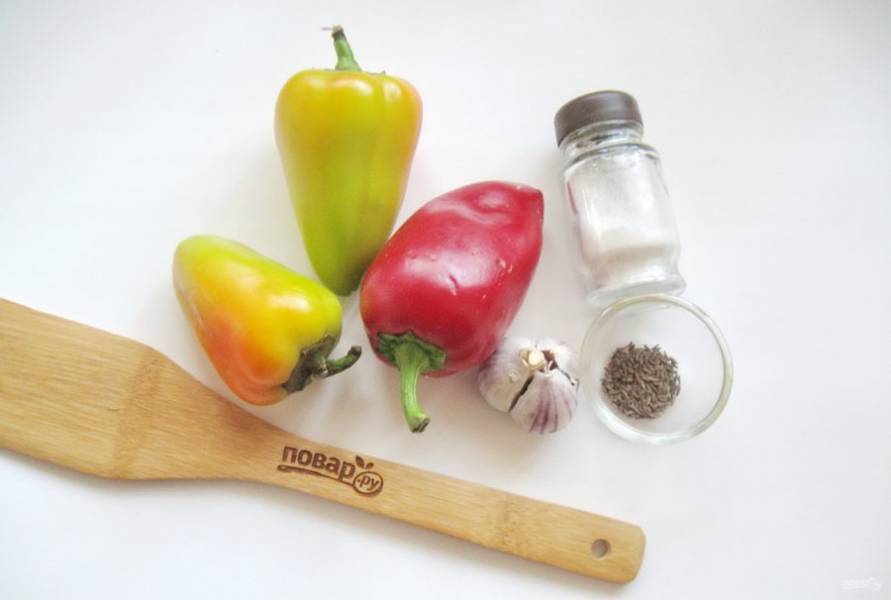 Подготовьте ингредиенты для приготовления квашеного болгарского перца.