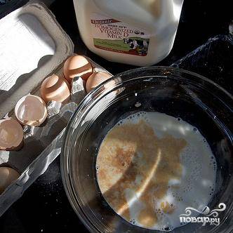 3. В большой миске взбить вместе яйца, молоко и ванильный экстракт. 