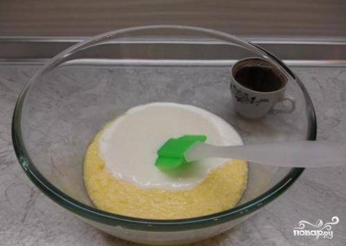 В другой миске надо растереть мягкое сливочное масло с остальным сахаром, потом добавляем яйцо и хорошо перемешиваем. Дальше добавляем йогурт и сваренный холодный кофе.