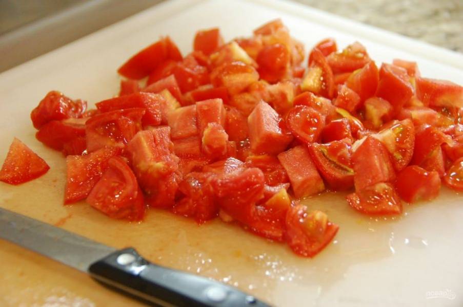 1.	Вымойте помидоры и нарежьте их небольшим кубиком.