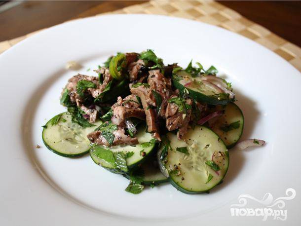 Салат «Пражский» с говядиной и соленым огурцом — рецепт с фото