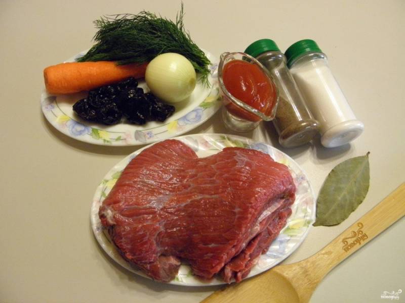 Приготовьте продукты. Мясо хорошенько вымойте и обсушите. Овощи очистите и прополосните под проточной водой. Приступаем.
