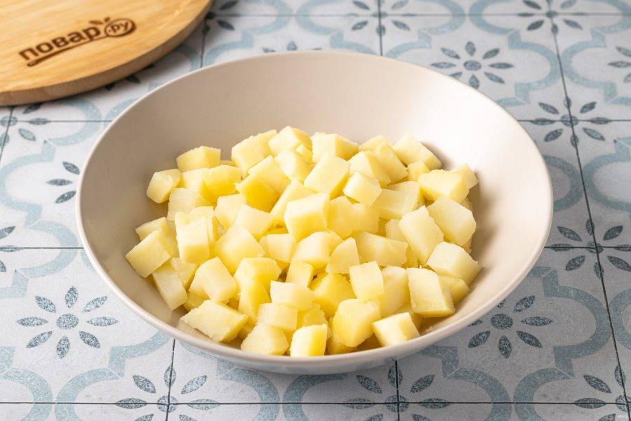 Очистите картофель и нарежьте кубиками.