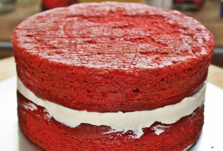 Промажьте коржи кремом и сформируйте торт. Поместите торт в холодильник на 1-2 часа. Приятного аппетита!