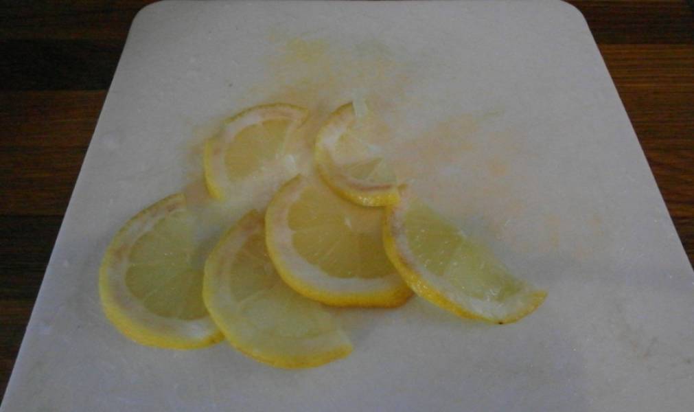 Дольками режем лимон.