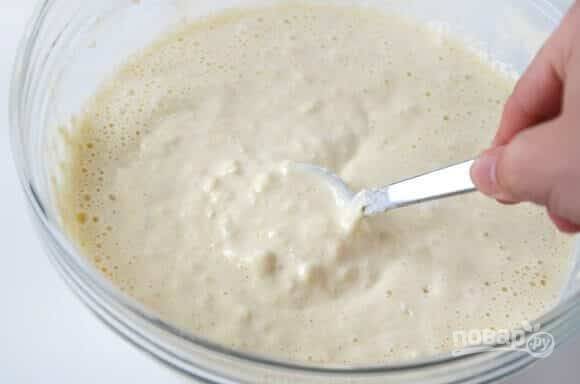 Как только мука с молоком перемешается, добавьте йогурт и еще раз тщательно вымешайте тесто.