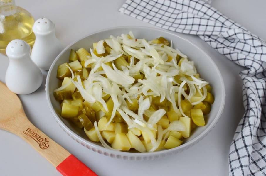 С лука слейте рассол и добавьте его в салат.