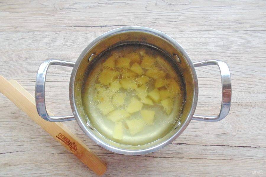 Картофель очистите, ополосните, нарежьте и выложите в кастрюлю с бульоном.