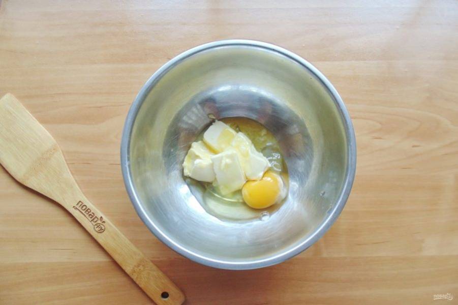 Добавьте к маслу яйцо.