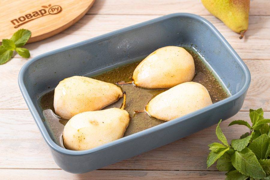 Аккуратно переверните груши срезом вниз, полейте сверху карамелью, которая образовалась.