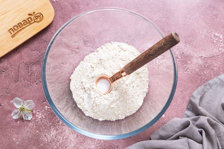 В глубокой миске смешайте гречневую муку с солью.