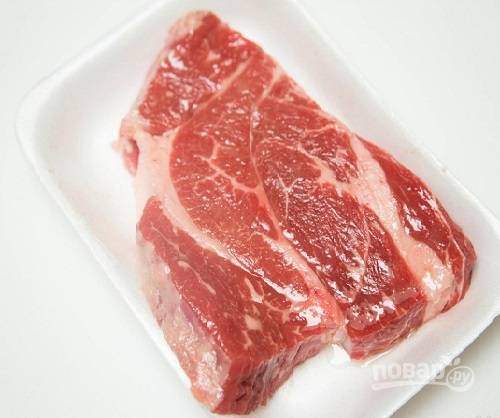 Вот такое мясо нам понадобится. Если у вас мясо толстым куском, разрежьте его по толщине. Говядину промоем и обсушим. 