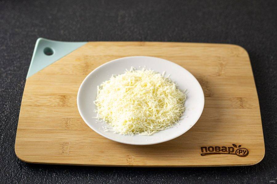 Сыр натрите на мелкой терке.