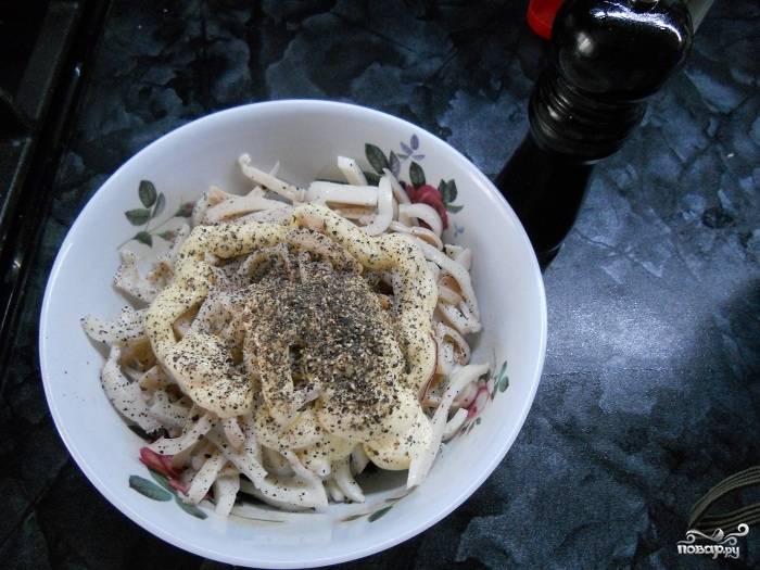Салат с креветками, кальмарами, оливками и кукурузой
