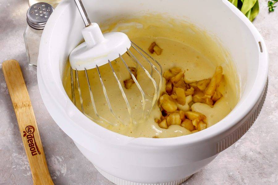 Банан очистите от кожуры и мелко нарежьте. Добавьте в тесто и вмешайте. Разогрейте духовку до 180 градусов и смажьте форму маслом.