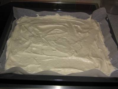 3. Противень или большую форму для запекания застелить пергаментом и аккуратно выложить тесто, разравнивая верх. Отправить в разогретую духовку на 13-15 минут. 