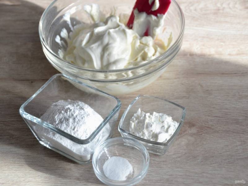 Добавьте в творожную массу сахарную пудру, 1/2 пакетика ванильного сахара, щепотку соли. Смешайте творожную массу до однородного состояния. Для удобства нанесения ее в корзиночки, можно переложить в кондитерский мешок.
