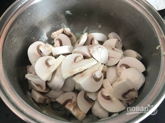 3. Когда лук станет мягким, добавьте грибы и обжаривайте на сильном огне в течение 5 минут.