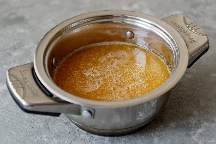 Остудите смесь, протрите абрикосы через сито. Перелейте жидкость в кастрюлю, добавьте лимонную кислоту и миндальный экстракт. Доведите до кипения, варите мёд 20-30 минут. 