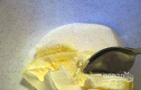 В небольшой, но глубокой миске соединяем сливочное масло комнатной температуры, сахар и ванилин. 