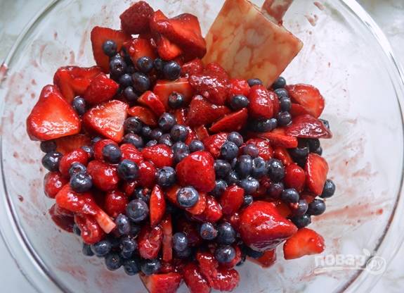 Разогрейте варенье или джем в микроволновке (1 минуту). Затем смешайте его с ягодами.