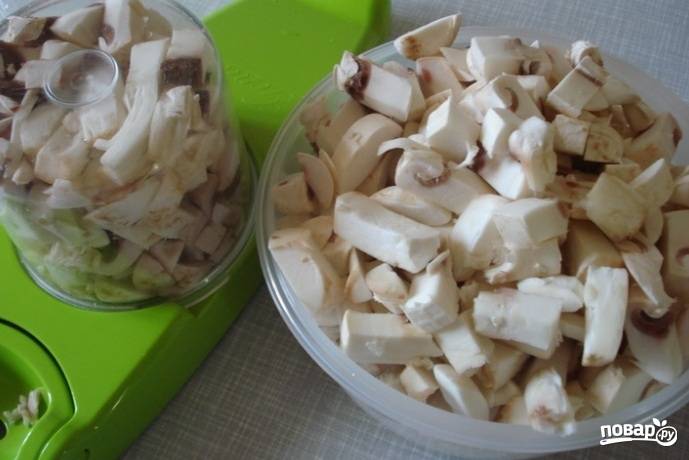2. Шинкуем мелко грибы и отправляем их жариться. В середине жарки добавляем нарезанный мелко лук и доводим ингредиенты до готовности.