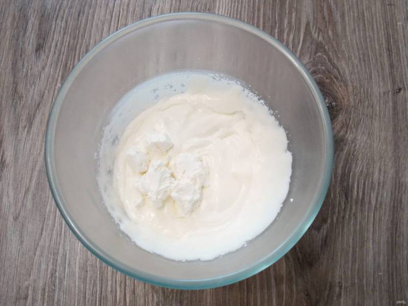 Добавляйте сливочный сыр маленькими порциями и ванильный сахар, продолжая взбивать.
