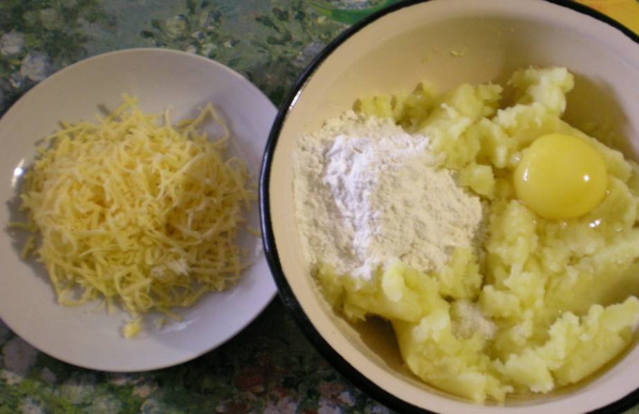 1. Картошку отварим и потолчем до пюреобразного состояния. Теперь к пюре добавим желток, половину от всего сыра, муку и специи по вкусу. 