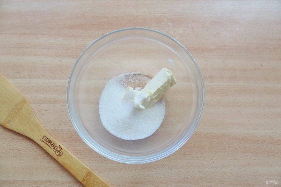 Пока тесто поднимается, приготовьте сливочное масло с сахаром для глазури. В мисочку выложите мягкое сливочное масло и сахар.