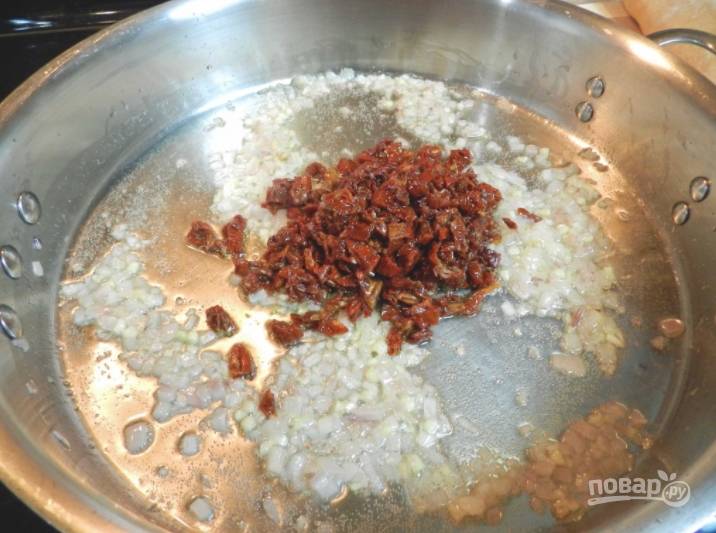 Отварите пасту по инструкции производителя. Подготовьте креветки и ракушки, хорошо вымойте морепродукты. Измельченный лук, чеснок и томаты положите на сковороду с маслом.