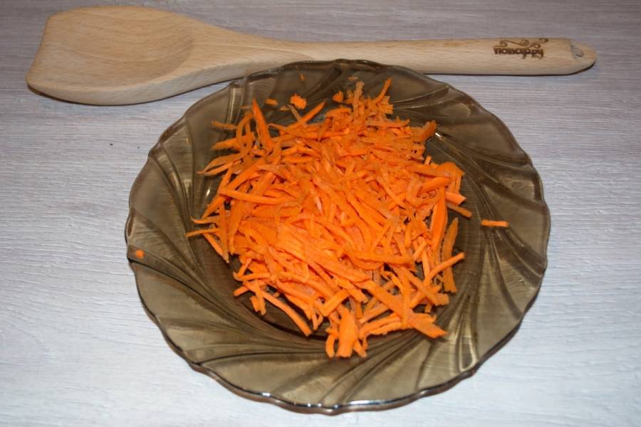 1. Для приготовления свекольника на курином бульоне нам необходимо: натереть (на терке для корейской морковки) морковь.
