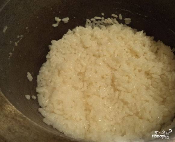 Когда влага выпарится, добавьте остальное сливочное масло и продолжайте варить до полной готовности риса.