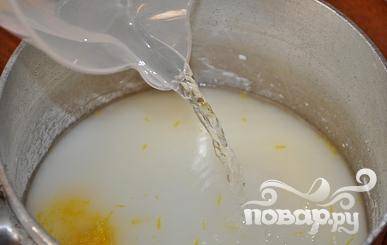 3. Добавьте лимонный сок, измельченную цедру, воду и тщательно размешайте.