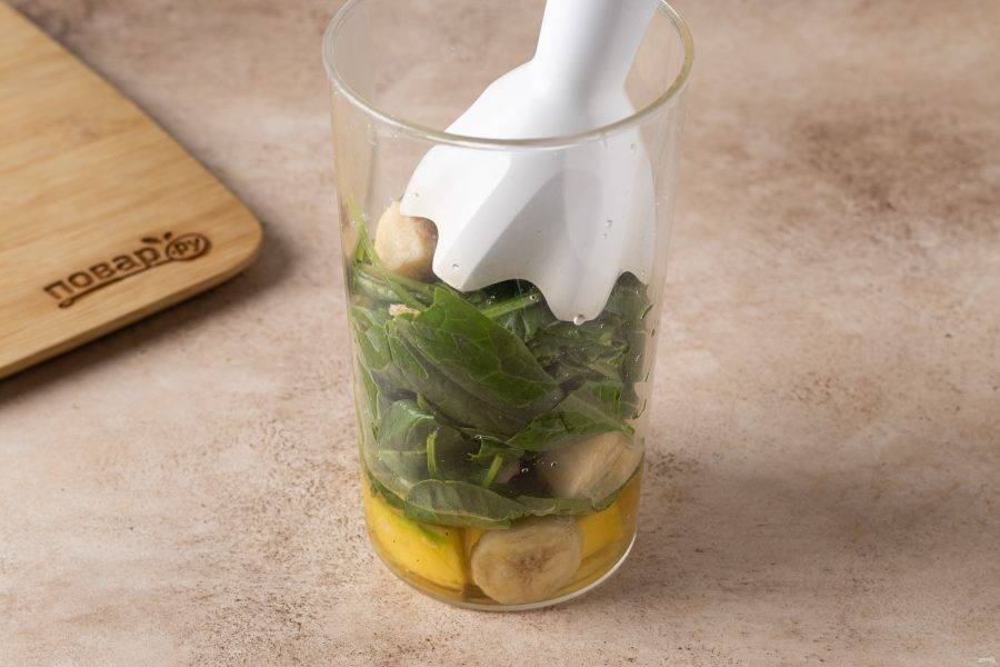 Переложите все ингредиенты в стакан для блендера и измельчите до однородности.