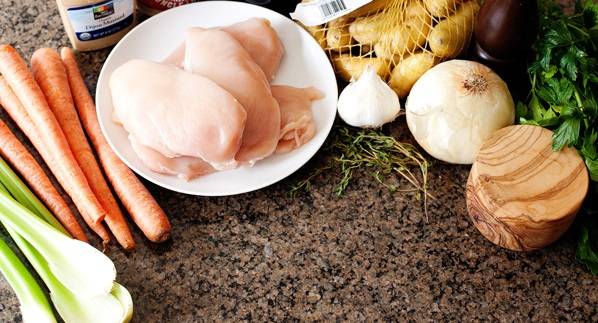 1. Этот рецепт приготовления куриной грудки с овощами позволяет использовать абсолютно любые овощи, которые есть в холодильнике. 