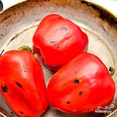 1. Промойте болгарский перец. Жарьте его на сковороде без масла до мягкости и обуглой кожицы. 