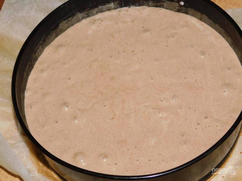 Тесто вылейте в форму для выпечки и поставьте в духовку при 180С. Испеките бисквит. Остудите и разрежьте на 3 коржа.