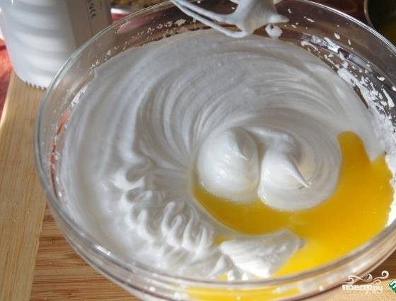 4.	Масло растапливаем, остужаем и аккуратно вводим в белковую массу, перемешиваем.