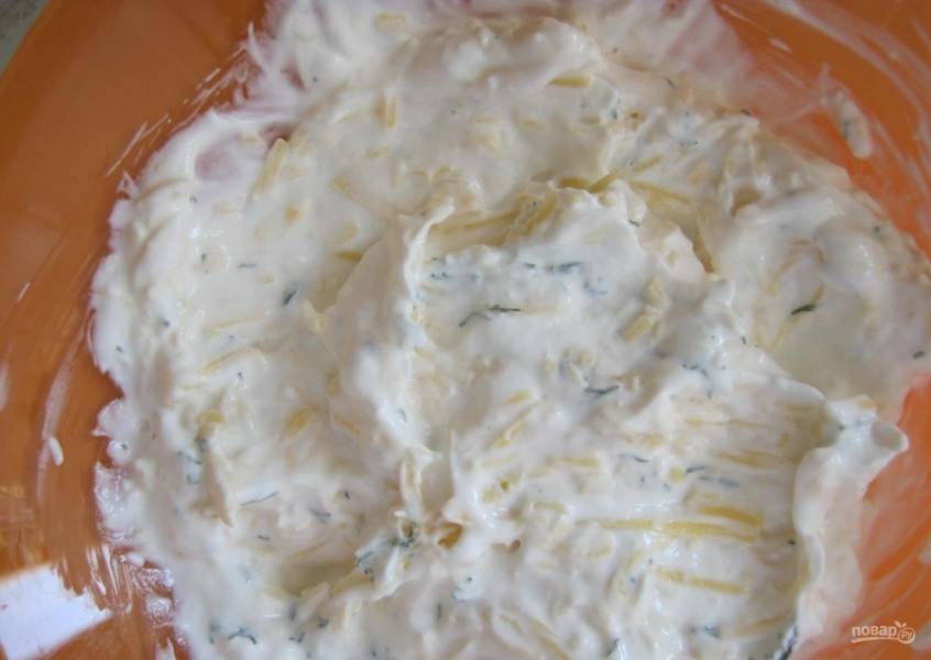 6.	В миску к сыру добавляю зелень, сметану и нарубленный укроп, перемешиваю.