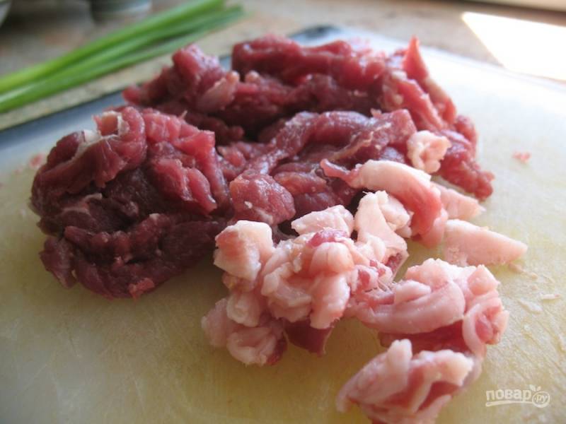 4.	Вымойте баранину, обрежьте жир и нарежьте его и мясо тонкими полосками.