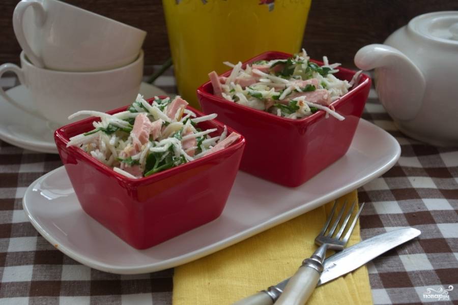 7. Разложите салат по порционным вазочкам и подайте к столу. Салат очень вкусный. Немного постояв в холодильнике, яблоко пускает в салате сок и салат становится очень вкусным.