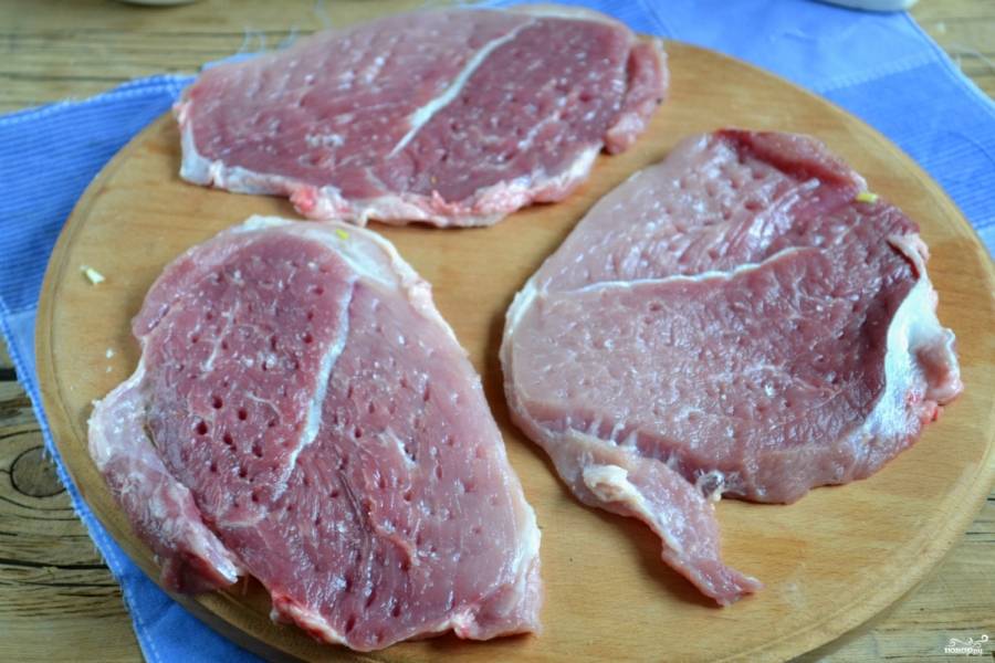 Мясо посыпьте солью и перцем и хорошо отбейте с обеих сторон. Солить и перчить нужно именно перед отбиванием, чтобы пряности попали в средину мяса.