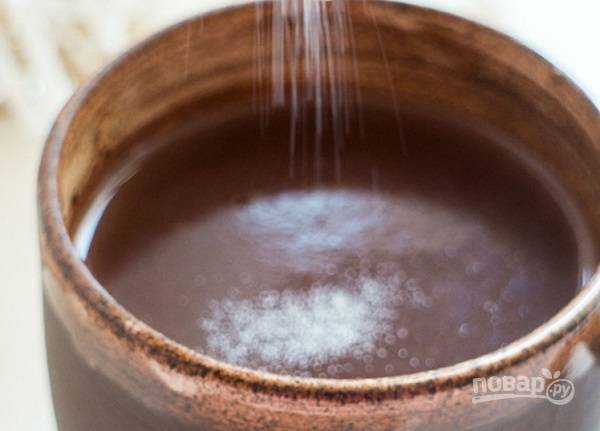 4. Прогрейте молоко, чтобы шоколад полностью растопился. Снимите с огня, разлейте по кружкам и добавьте по щепотке соли. 