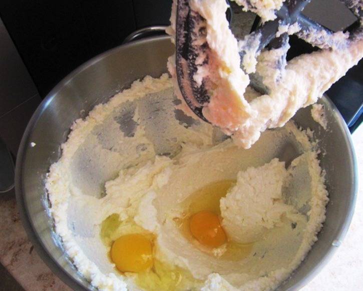 Разотрите творог с маслом и сахаром, добавьте яйца, кефир и хорошо размешайте. 