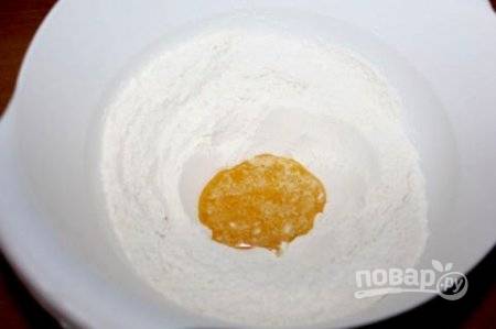 В глубокую миску просейте муку с содой и солью. Масло растопите, и влейте его в центр сухой смеси.